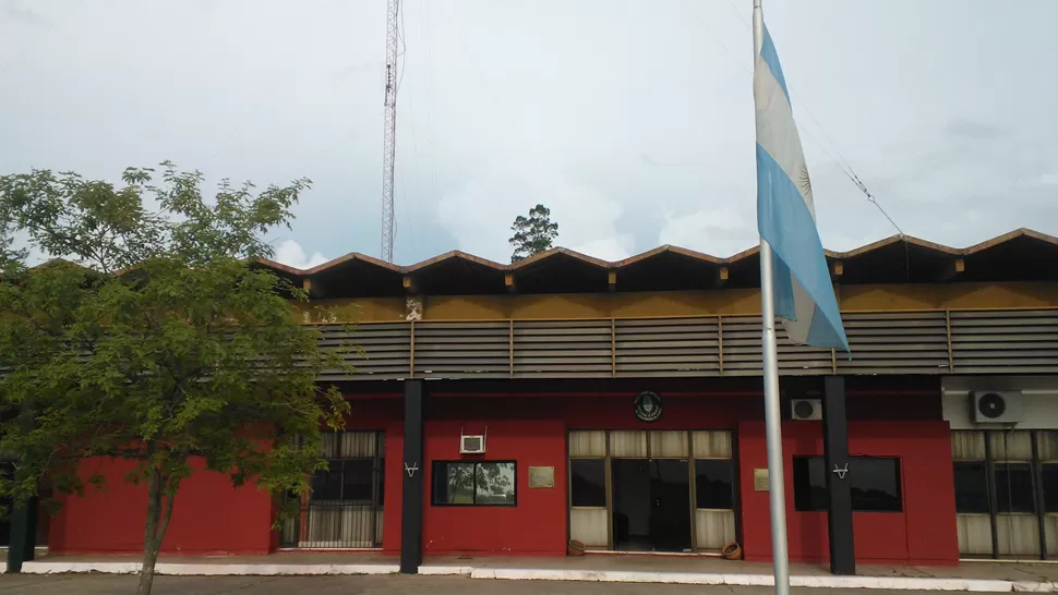 A MEDIA ASTA. La bandera flamea en sede del cuartel de Bomberos de la PFA de Tucumán, en el aeropuerto internacional Benjamín Matienzo. GENTILEZA PFA
