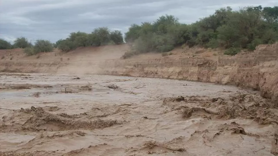 AMENAZANTE. Los ríos crecieron rápidamente por las abundantes precipitaciones en pocas horas. FOTO TOMADA DE ELANCASTI.COM.AR