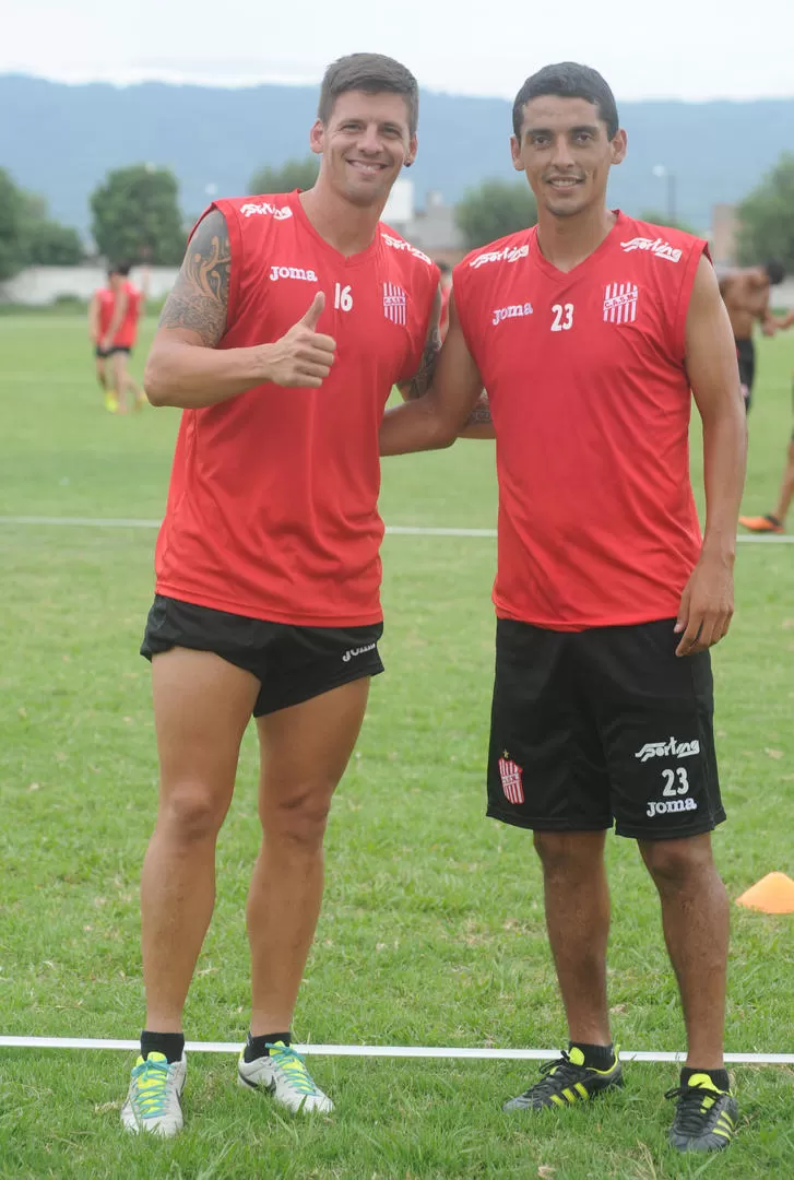 MOMENTO DE DISTRACCIÓN. Lenci y Serrano posaron para LG Deportiva antes de su debut oficial con la camiseta “santa”. 