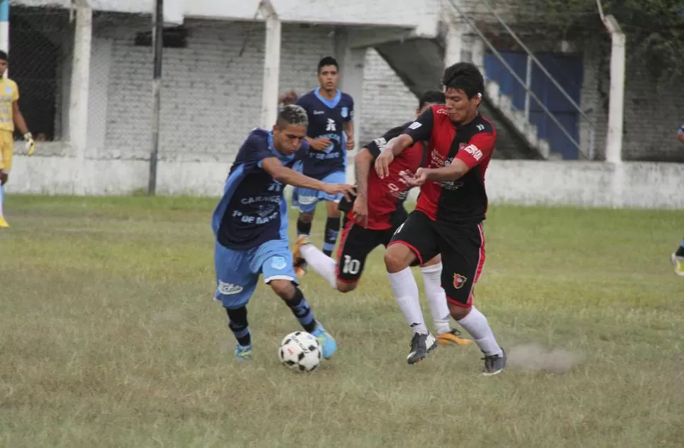 REGULARIDAD. Ignacio López trata de llevarse la pelota ante un rival.  
