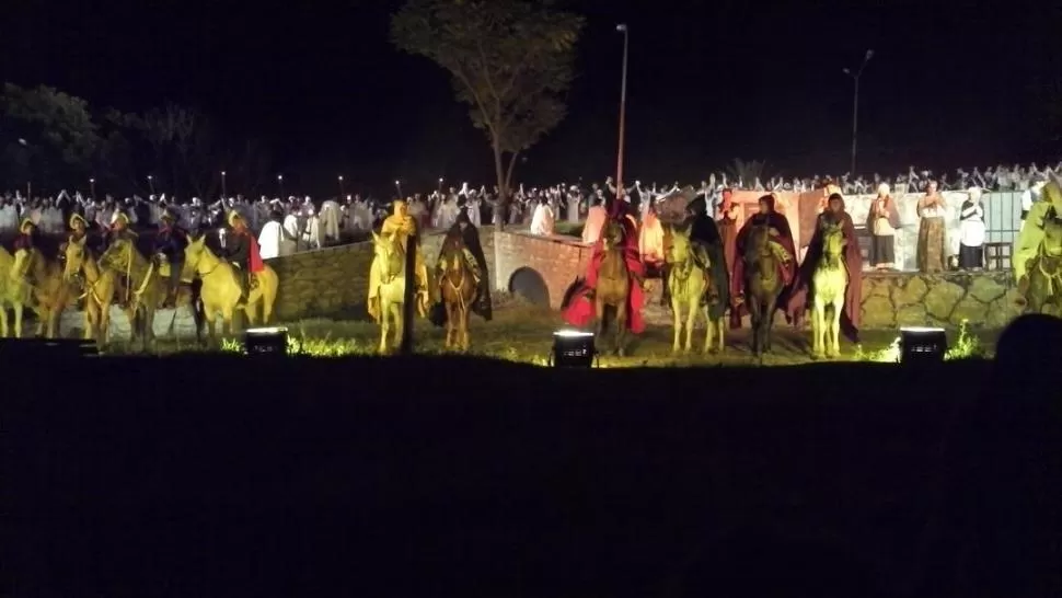 “EL MENSAJE DE LOURDES”. La megarepresentación reunió a más de 25.000 personas el sábado por la noche. Antes se ofició la misa. la gaceta / FOTOS DE MAGENA VALENTIÉ