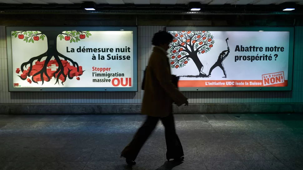 CAMPAÑA. En los subtes suizos se pueden ver afiches contra la inmigración. REUTERS