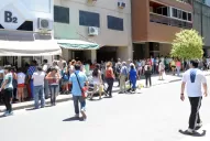 Casi se van a las manos por conseguir la Tarjeta Ciudadana