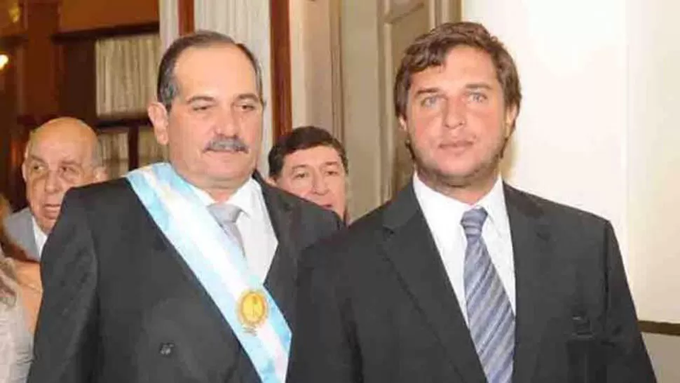 PADRE E HIJO. El gobernador José Alperovich junto a su hijo, Gabriel. LA GACETA (ARCHIVO)