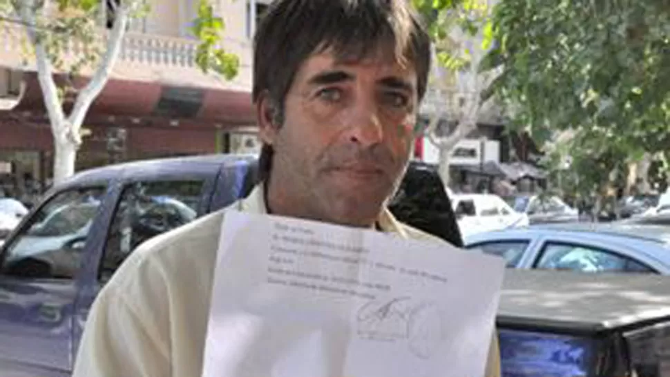 INSOLITO. El padre de la víctima muestra la citación judicial. FOTO TOMADA DE ELZONDA.COM