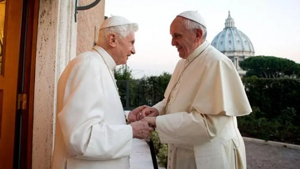 JUNTOS.  Benedicto XVI y Francisco se reunieron días antes de Navidad. (ARCHIVO)