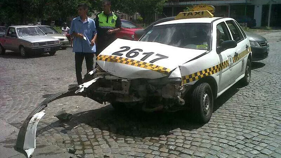 CONSECUENCIAS. Así quedó el taxi tras el choque con el colectivo. LA GACETA / FOTO DE FLORENCIA ZURITA