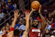 LeBron James se redime ante los Suns