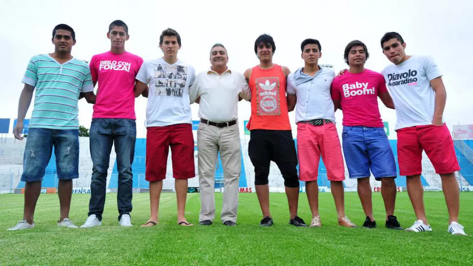HAY FUTURO. Roberto Ramírez (centro) es el encargado de formar a los juveniles en Atlético. LA GACETA / FOTO DE DIEGO ARÁOZ