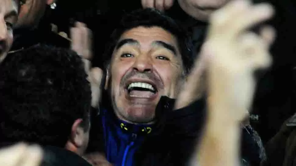 EXULTANTE. Maradona festejó el reciente triunfo de su ex equipo Napoli contra Roma. FOTO TOMADA DE INFOBAE.COM