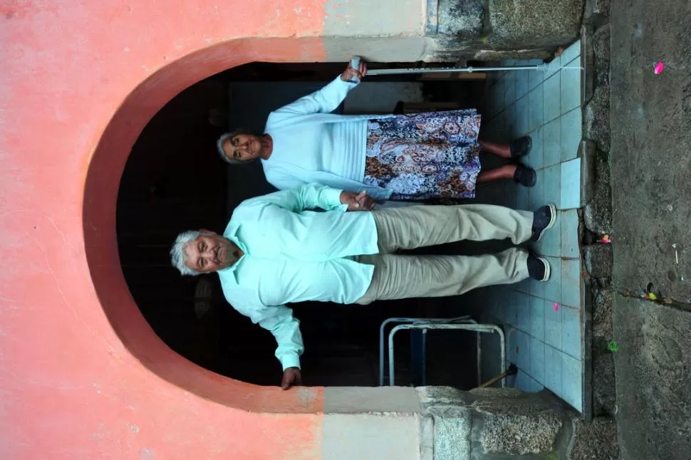 MUCHO MÁS QUE DOS. Jesús y Genoveva están juntos desde hace 56 años, cuando se conocieron trabajando en Tafí. 