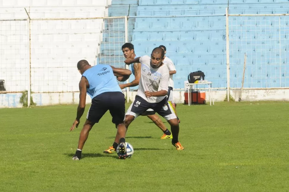 EN SU SALSA. Carabajal disputa una pelota con Píriz Alves durante el primer tiempo del partido de fútbol formal que ayer se disputó en el Monumental. El “Moro” podría recuperar la titularidad el domingo.  