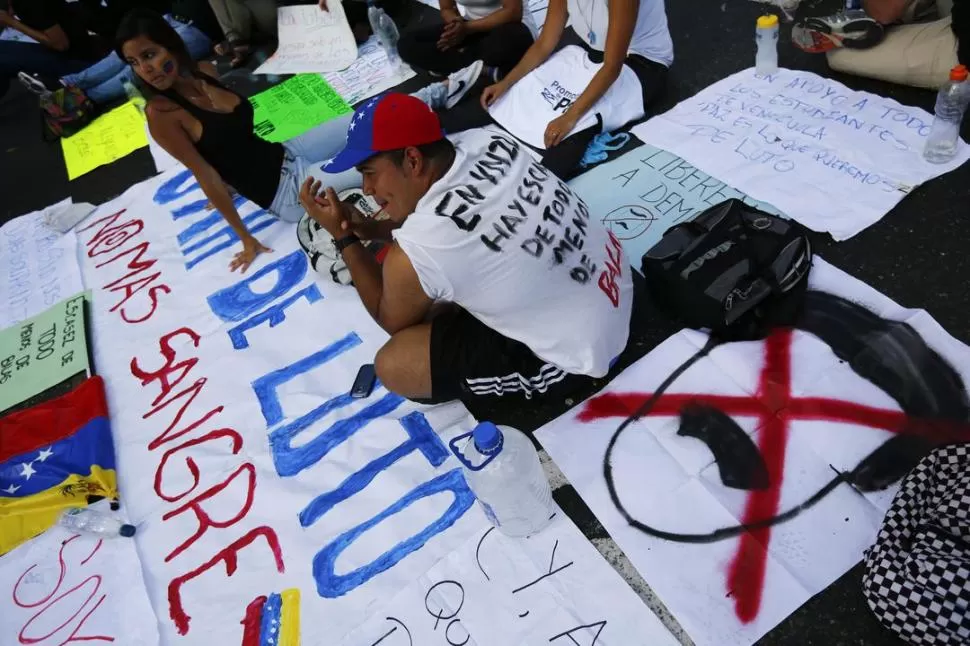 ANTICHAVISTAS. Pancartas y carteles se desplegaron ayer contra Maduro. foto de reuters