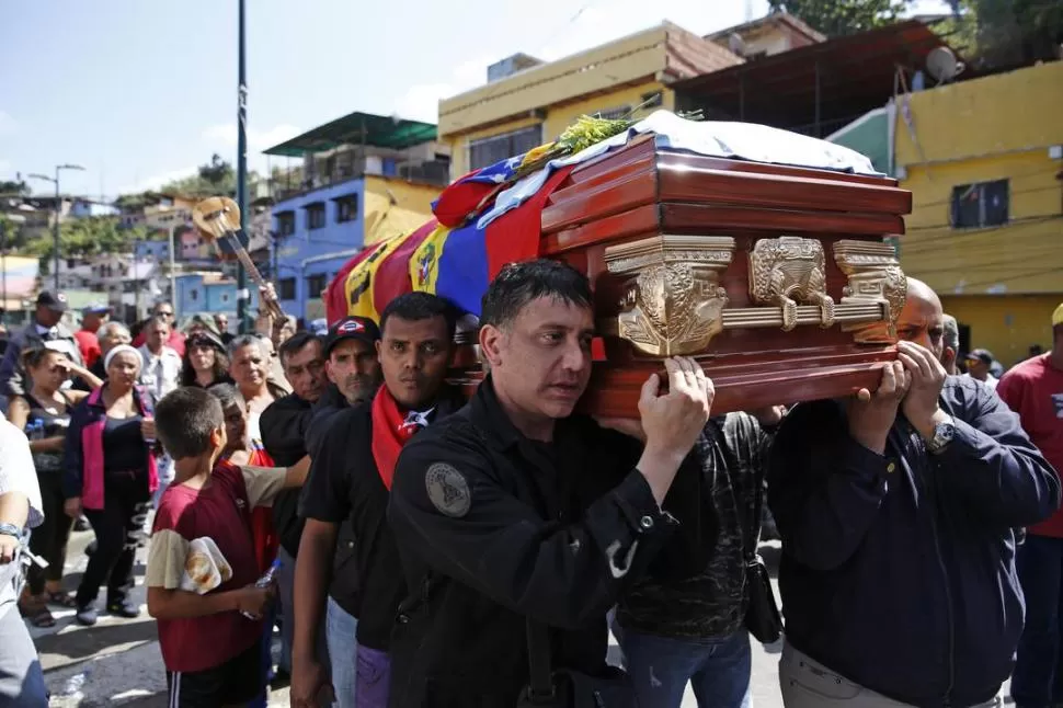 CHAVISTA ASESINADO. Familiares llevan el ataúd de “Juancho” Montoya. reuters