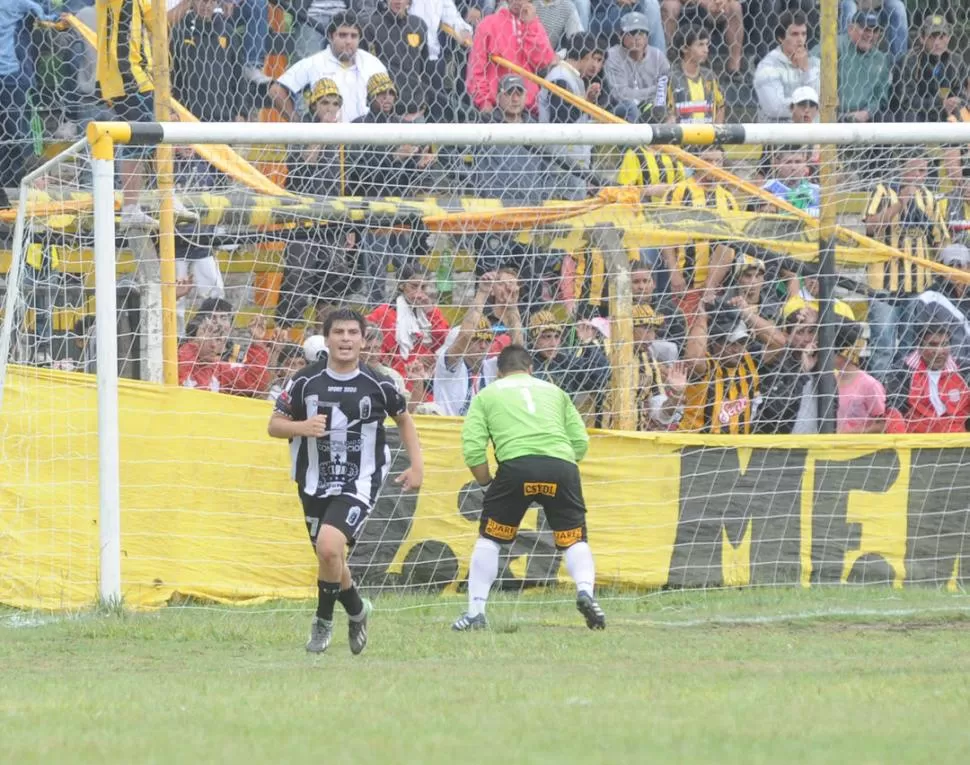 LA DEFINICIÓN. José Miguel Saavedra inicia una alocada carrera de festejo, luego de ejecutar el penal y anotar el gol del triunfo de Concepción FC ante Social Lastenia. 