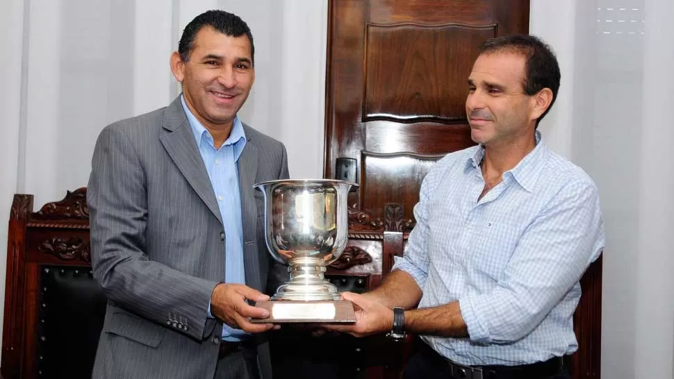 RATO HECHO. Leito recibe el trofeo de manos de Garber, en las oficinas del diario. LA GACETA / ANALIA JARAMILLO