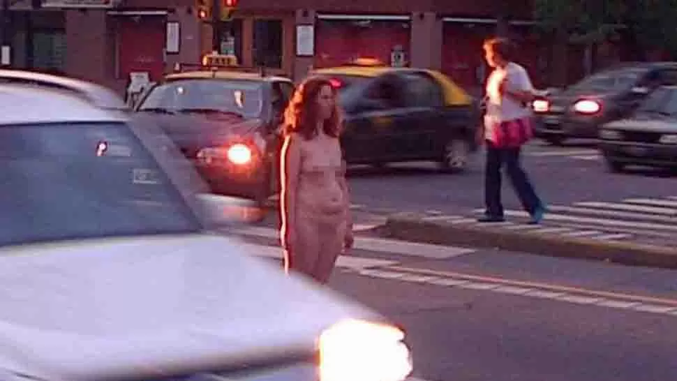 INSÓLITO. La mujer caminó desnuda por una avenida concurrida de Rosario. FOTO TOMADA DE LACAPITAL.COM.AR
