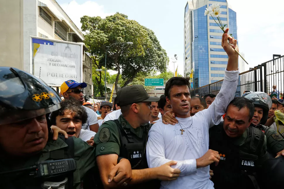 ENTREGA. Leopoldo López es llevado por las fuerzas militarizadas de Venezuela. REUTERS