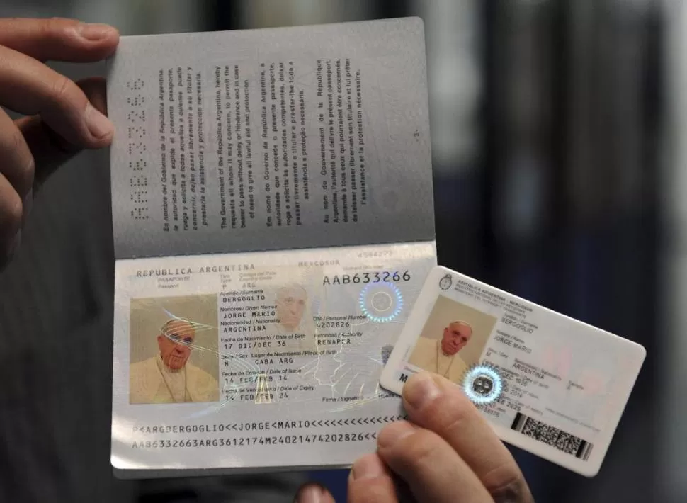UNO MÁS.  El ministro del Interior contó que  Francisco tramitó su DNI y su pasaporte gracias a la modalidad del trámite digital. reuters