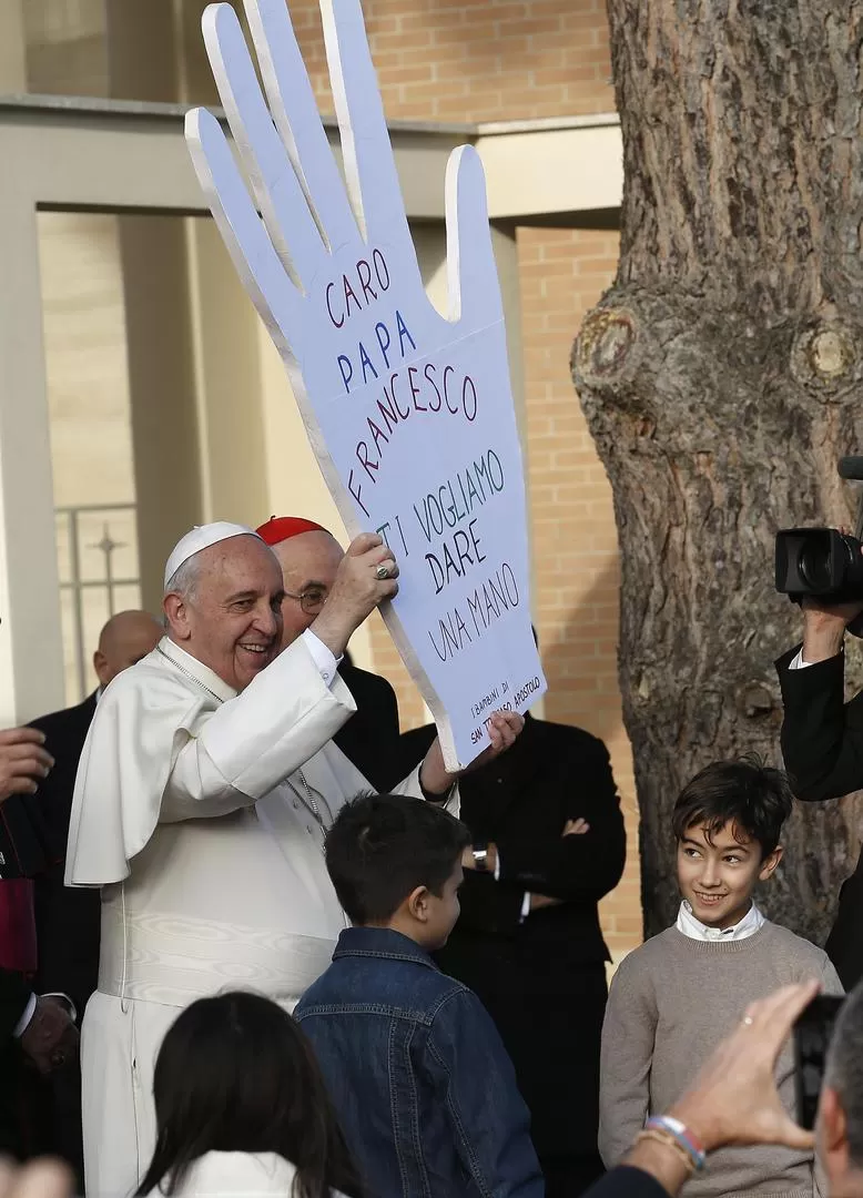 TODOS LO AMAN. El papa Francisco dialoga y comparte risas con niños italianos, esta semana, en el Vaticano. reuters