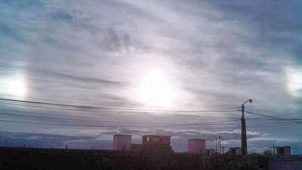 EXTRAÑO FENÓMENO. El parhelio se produce cuando la luz solar se refracta en pequeños cristales de las nubes.  FOTO TOMADA DE ELLIBERAL.COM.AR