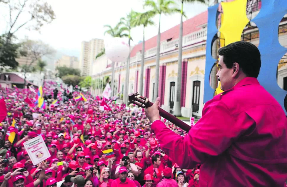 GUITARRA EN MANO. Maduro cantó para los chavistas. En su mayoría eran obreros petroleros.  