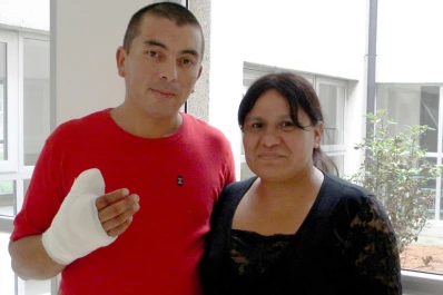 Trasplantan un dedo del pie a la mano de un albañil en un hospital Buenos Aires