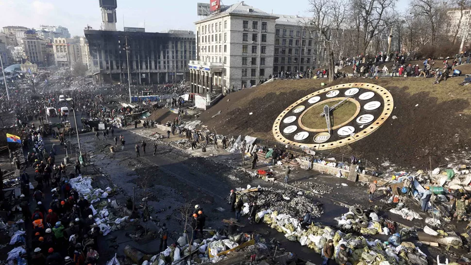 BARRICADAS. Así se ve la plaza Independencia, en el centro de Kiev. REUTERS