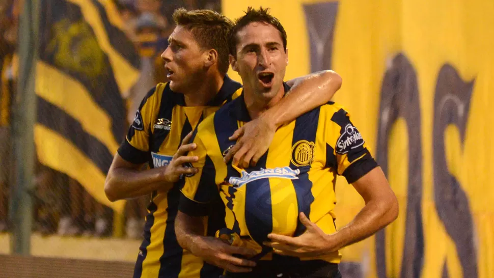 ASÍ EMPEZÓ LA FIESTA. Alejandro Donatti festeja el primer gol de Rosario Central. TELAM