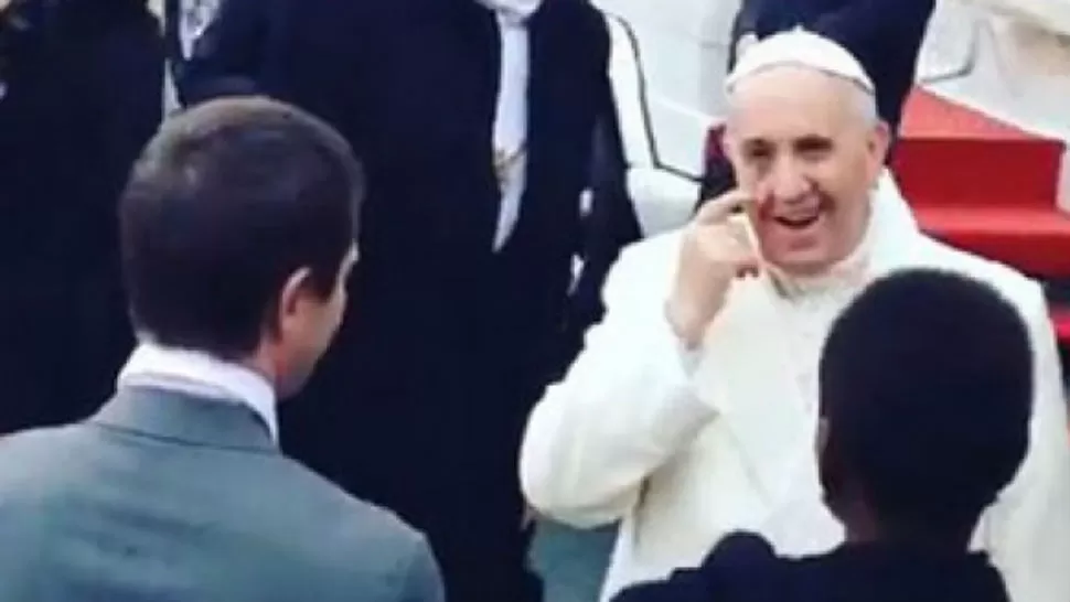 A LO LEJOS. El Papa le respondió con un gesto llevándose el dedo debajo de su ojo derecho. CAPTURA DE VIDEO