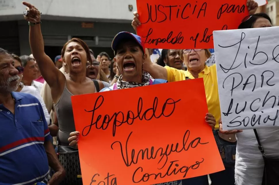 CONTRA MADURO. Parte de los venezolanos acompañan al opositor López. reuters