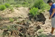 La tierra se abre a metros de las casas, en el interior de Santiago del Estero