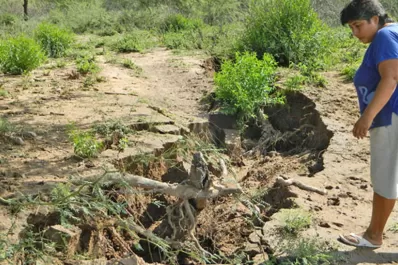 La tierra se abre a metros de las casas, en el interior de Santiago del Estero