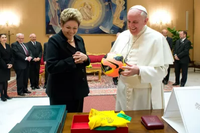 Francisco recibió a Dilma y dijo que rezará para que Brasil gane el Mundial