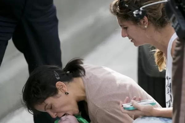 Una mujer salvó dramáticamente la vida de un niño de cinco meses