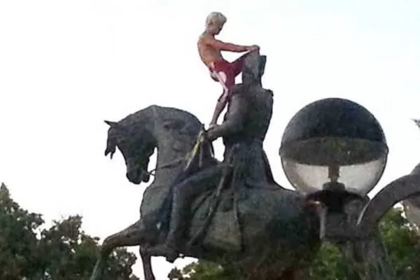 Lo imputaron por refregar sus genitales en la cabeza de un monumento a San Martín