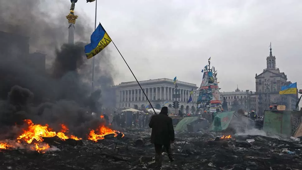 DUROS ENFRENTAMIENTOS. Manifestantes opositores y la policía se enfrentan desde hace semanas en la plaza de la Independencia de Kiev. REUTERS
