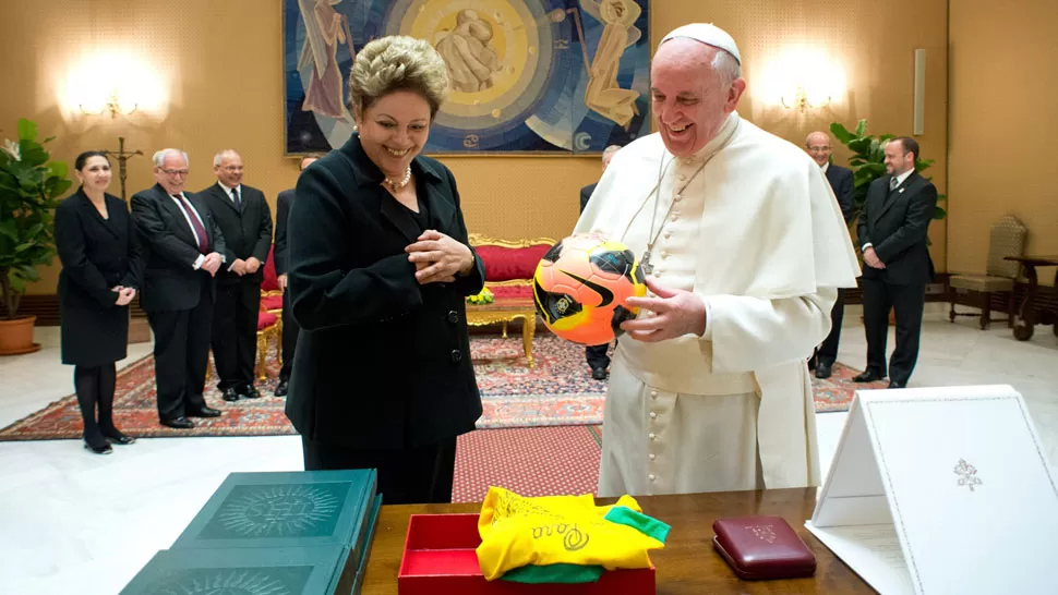 ENCUENTRO. Dilma visitó al Papa y no faltaron las bromas palpitando el Mundial. REUTERS