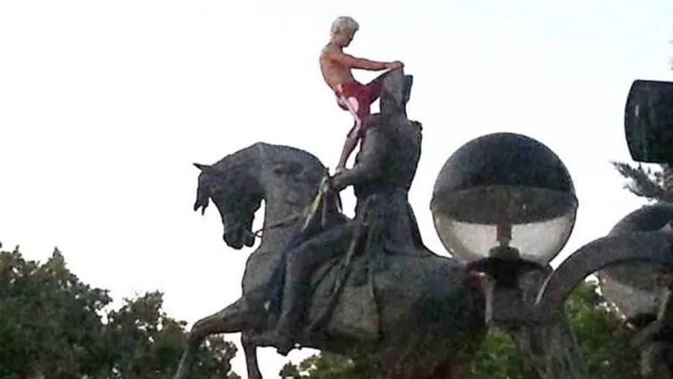 GROTESCO. El joven realizó actos obscenos sobre el monumento a San Martín. FOTO TOMADA DE DIARIOUNO.COM.AR