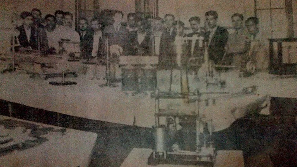 Alumnos del Instituto Técnico posaron junto a sus trabajos en la Muestra Anual de 1933.
