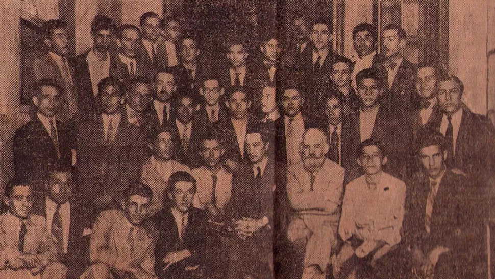  Los egresados 1933 del Instituto Técnico posaron acompañados de sus profesores.
