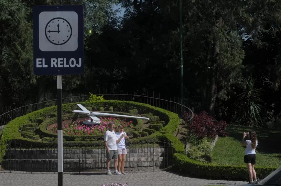 CLÁSICO DE CLÁSICOS. El reloj del parque 9 de Julio es parada ineludible para turistas. Pero en ese paseo tenés mucho más por descubrir. la gaceta / foto de oscar ferronato