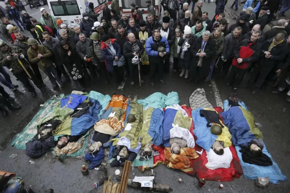 CULPAN A LA POLICÍA. “Están tirando a matar”, denunciaron los manifestantes opositores. Los cadáveres se acumulan en las calles de Kiev. 