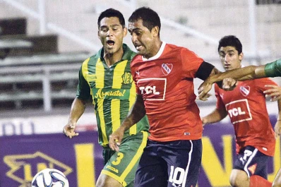 Los de arriba perdieron puntos, pero Atlético no lo aprovechó