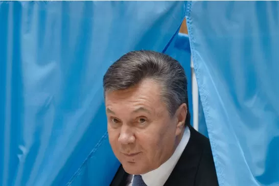 El presidente ucraniano Viktor Yanukovich fue destituido sin debate por el Parlamento por haber abandonado sus funciones constucionales.  TÉLAM