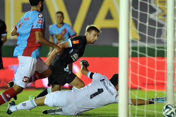 Racing jugó un partido par el olvido y cayó ante Arsenal