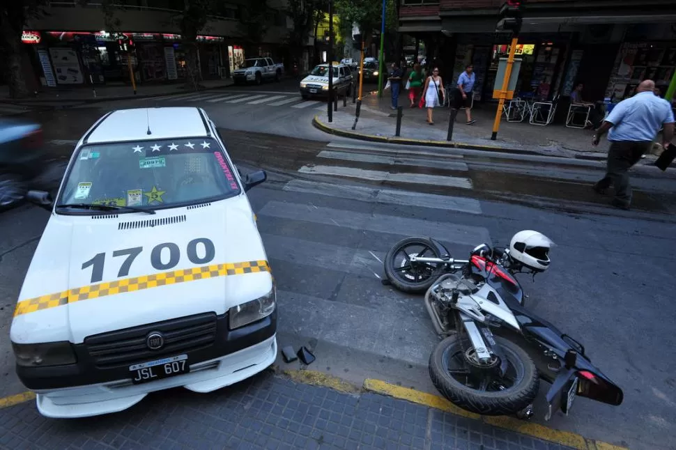 DRAMÁTICO. El 70% de los accidentes de tránsito que ocurren en el Gran Tucumán son protagonizados por motociclistas imprudentes. la gaceta / FOTO DE DIEGO ARÁOZ (ARCHIVO)