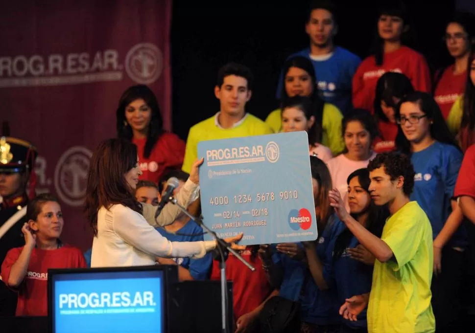 FLORENCIO VARELA. La Presidenta hizo la entrega simbólica de la tarjeta para cobrar el Plan Progresar a los dos primeros beneficiarios. télam