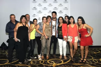 Ni la intensa lluvia pudo opacar la fascinación por Alex Ubago