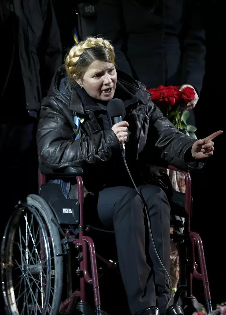 EN KIEV. Yulia Tymoshenko habla a su gente luego de salir del hospital. REUTERS